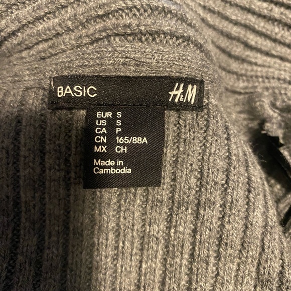H&M Sweater Size Small - Picture 3 of 5